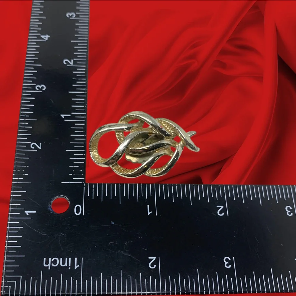 Vintage 1970's Sarah Coventry Gold Tone Modernist Ribbon Earrings Clip On Runway